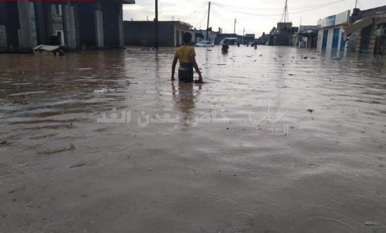 أبين... الأمطار تغرق شوارع مدينة شقرة