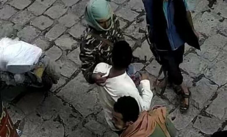 عصابة تقتحم صيدلية وتختطف احد العاملين فيها بمحافظة تعز :