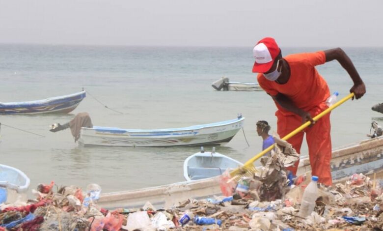 الهلال الأحمر الإماراتي يدشن حملة النظافة والرش الضبابي الشاملة بمديرية ذوباب.