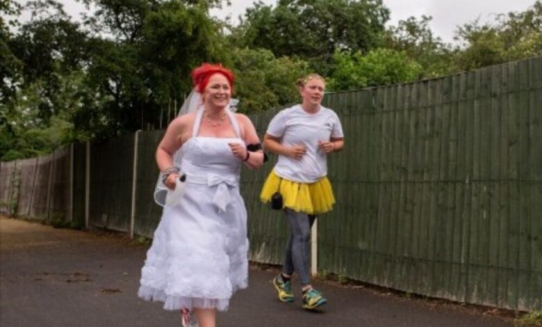 عروس تجري بثوب زفافها لتجمع المال لأعمال خيرية
