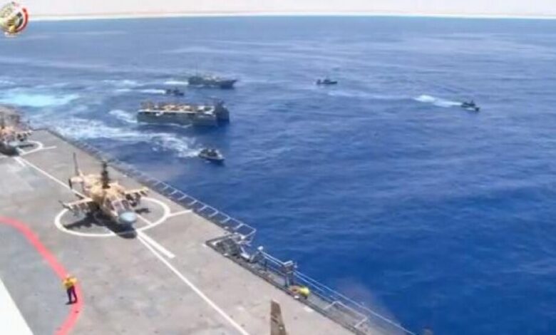شاهد.. "تماسيح" الجيش المصري الروسية في وضع الاستعداد الهجومي بالبحر المتوسط