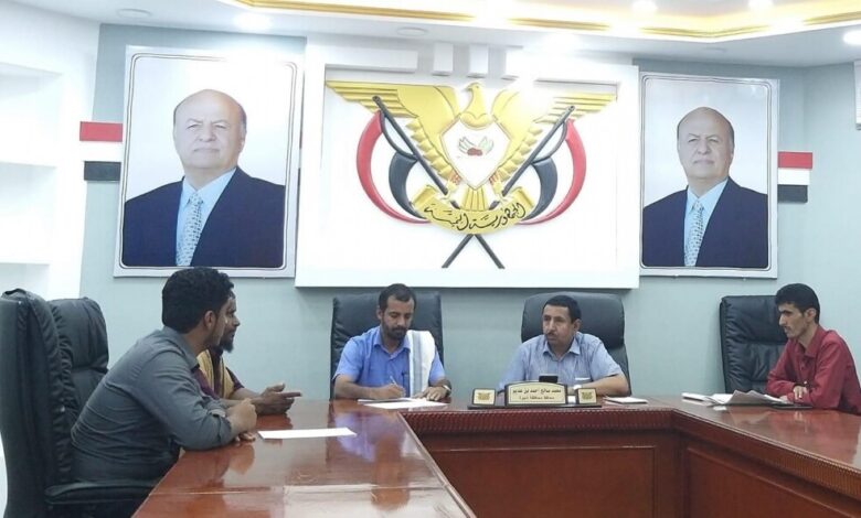 محافظ شبوة يوقع عقدا لتنفيذ مشروع حماية منطقة جلعة مديرية رمضوم من السيول