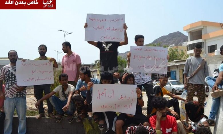 اعتصام شباب المعلا امام بوابة ميناء عدن للمطالبة بتوظيفهم