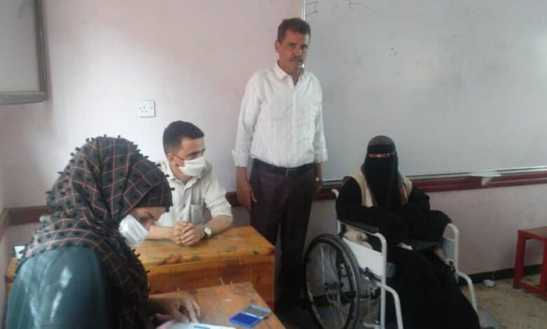 محلي الشيخ عثمان يتفقد عملية صرف شيكات الرعاية الاجتماعية
