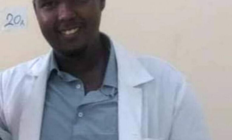 مدير عام صحة ساحل حضرموت يُعزي في وفاة الدكتور الصومالي "خالد جوري" المتوفى بفايروس "كورونا" بالمكلا
