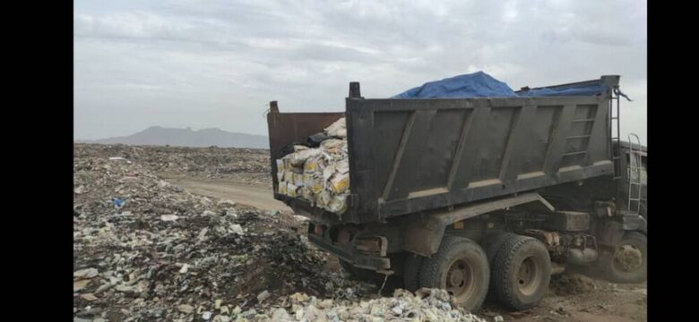الهيئة اليمنية للمواصفات والمقاييس تتلف كميات من منتجات مخالفة في عدن وميناء الوديعة
