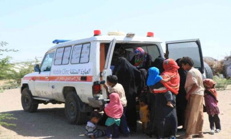 فرق "الهلال" توزع 25 طن مؤن غذائية وتتفقد الحالات المرضية بمخيم العليلي في اليمن