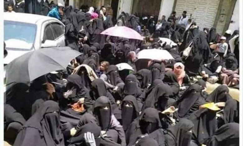 مسلحي الحوثي يعتدون على تظاهرة نسائية في صنعاء