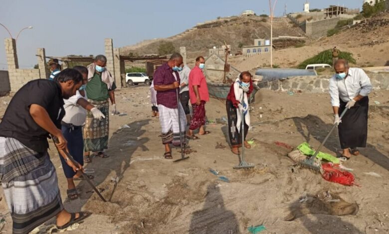 مدير عام البريقة يشارك في تنفيذ الحملة المجتمعية لنظافة ساحل فقم