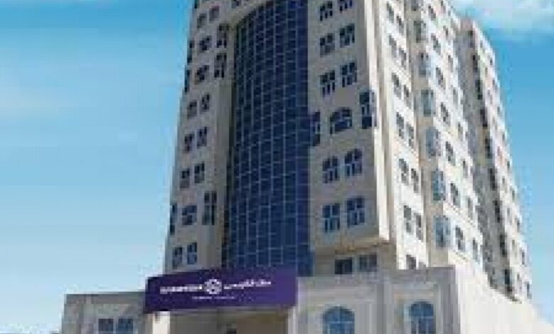 في إجراء تعسفي: السلطات التابعة لجماعة الحوثي تغلق المقر الرئيسي لبنك الكريمي بصنعاء