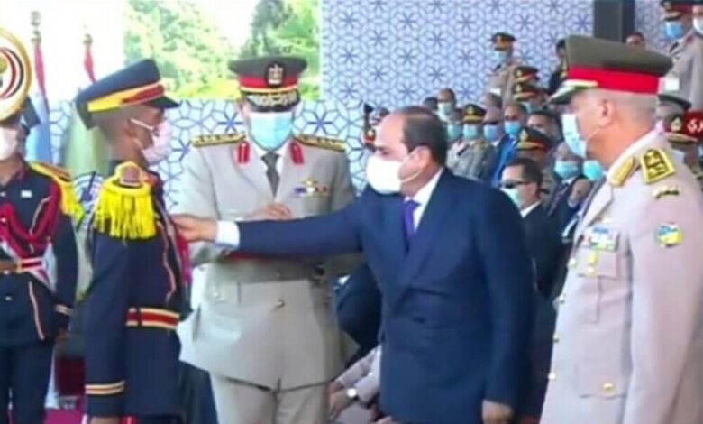 الرئيس المصري يكرم ضابط يمني من اوئل خريجي الكلية الحربية