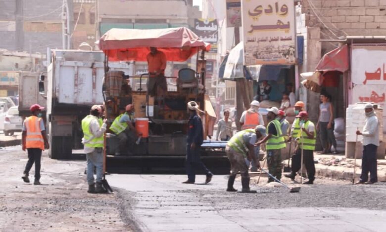 استمرار أعمال مشاريع الصيانة والتأهيل للطرق الرئيسية في عدن