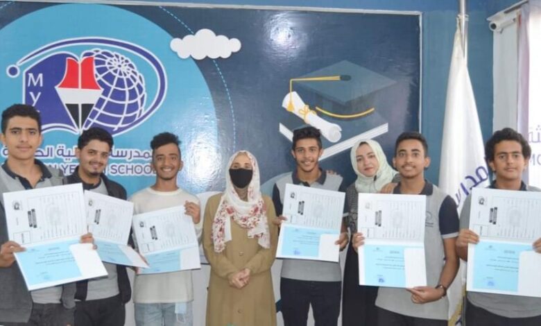 المدرسة اليمنية الحديثة بالقاهرة تكرم الفائزين في مسابقة الأبحاث العلمية.