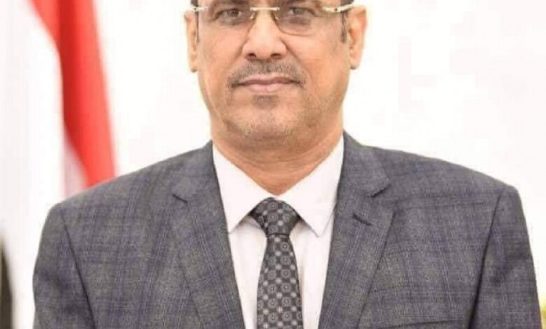نائب رئيس الوزراء وزير الداخلية يعزي بوفاة اللواء منصور صالح العويني