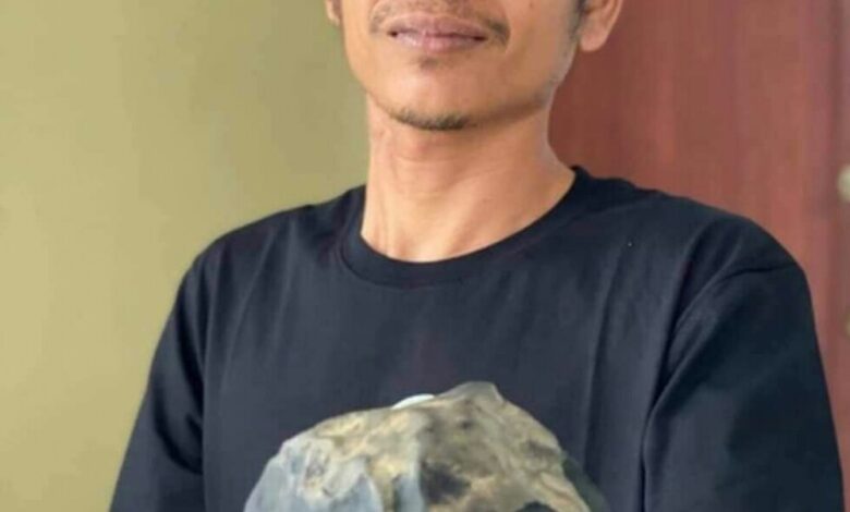 شاب إندونيسي يتحول من صانع توابيت إلى مليونير بعد سقوط نيزك على منزله