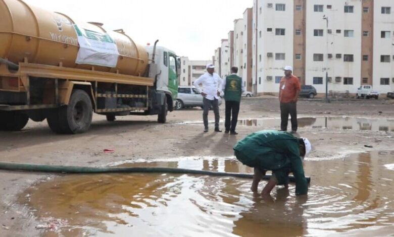 تدشين حملة لتجفيف المستنقعات المائية في مديريات عدن بتمويل من مركز الملك سلمان