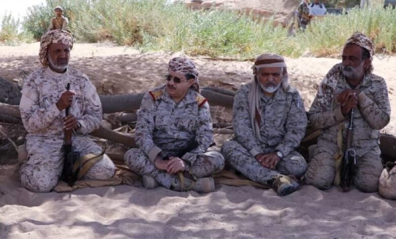 وزير الدفاع يتفقد الوحدات العسكرية بالمنطقة السابعة ويؤكد ألا سبيل آمن أمام اليمنيين وأشقائهم العرب إلا بقطع الشرور الإيرانية