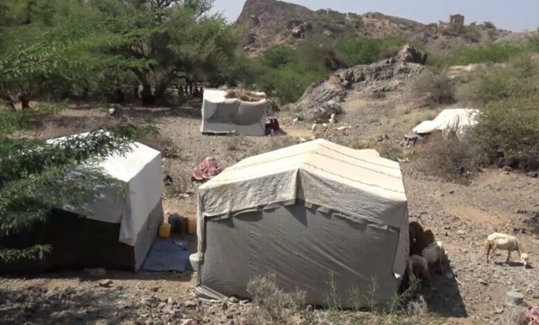 هربا من بطش الحوثي.. نازحون يمنيون مشردون في الجبال