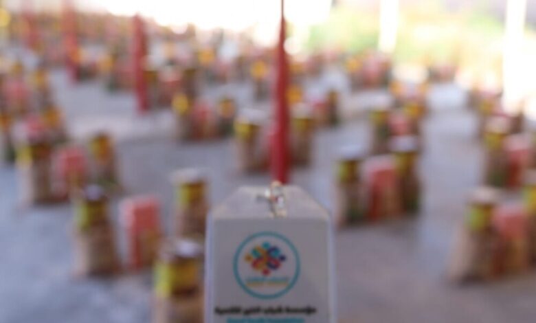 مؤسسة شباب الخير توزع السلل الغذائية للنازحين والأيتام غرب عدن