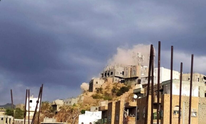 تعز.. مواجهات عنيفة في جبهة الأربعين ومليشيا الحوثي تقصف المنازل بالمدفعية