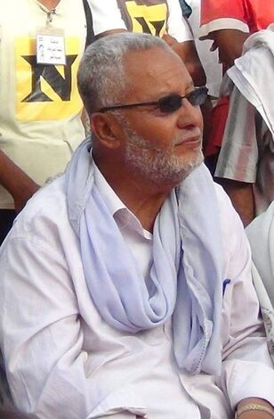 الناشط السياسي محمد بن عروة يعزي بوفاة رئيس الثوري بحضرموت باحشوان.