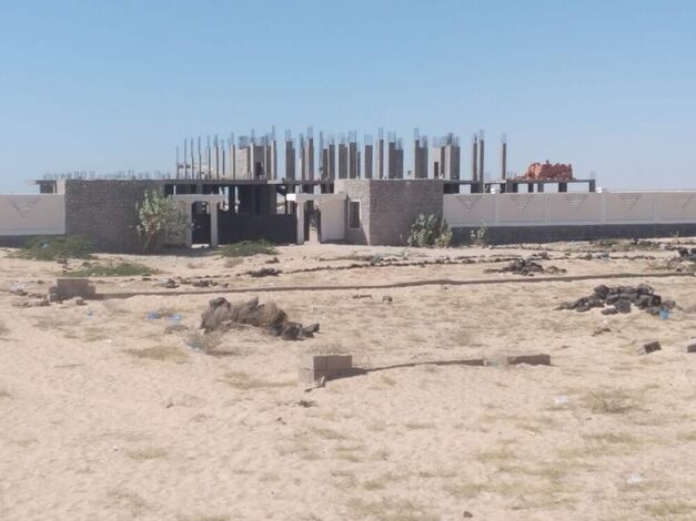 صحفي: هل سيفعلها المحافظ بن عديو ويعلن استكمال بناء مستشفى عين بامعبد