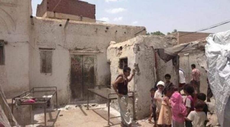 ميليشيات الحوثي الإرهابية تقصف بالمدفعية منازل المواطنين في حيس