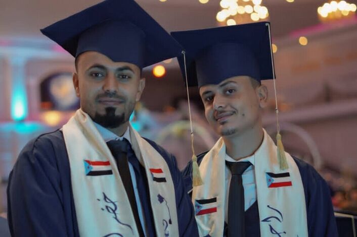 نبارك التخرج للإعلاميين راجح العمري وخضر الرهوي من قسم الصحافة والإعلام جامعة عدن