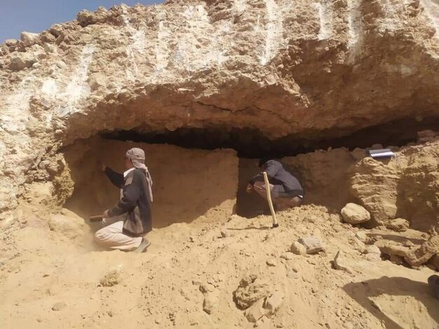 العثور على مقتنيات فخارية وحجرية بالمقبرة الأثرية المكتشفة في دوعن حضرموت