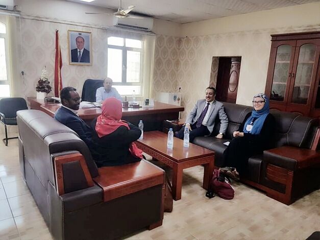 وزير الشؤون القانونية وحقوق الإنسان يلتقي رئيس بعثة الصليب الأحمر الدولي في اليمن .