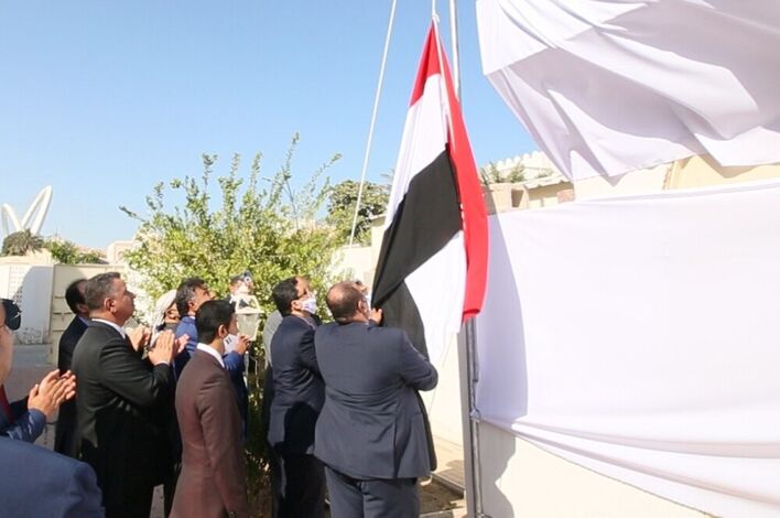 وزير الخارجية يرفع علم الجمهورية اليمنية على مبنى السفارة في الدوحة