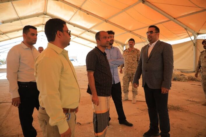 مدير عام المؤسسة الاقتصادية اليمنية ونائب رئيس الغرفة التجارية يطلعان على سير عمل التجهيزات للخيمة الرمضانية