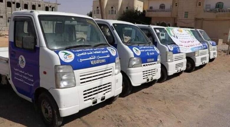 تدشين توزيع خمس سيارات صغيرة لتعزيز دور الرقابة الميدانية لعمال النظافة بالمهرة