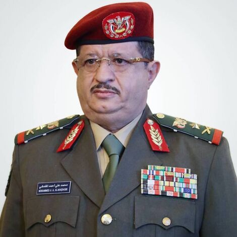 وزير الدفاع يطلع هاتفيا على سير العمليات القتالية ضد الحوثيين في تعز