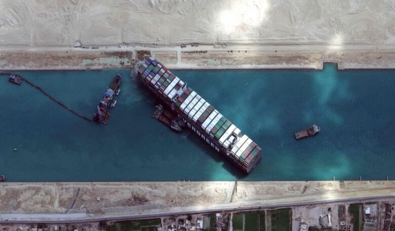 مصر تنجحُ في تعويم السفينة الجانحة بقناة السويس .