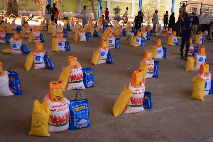 مؤسسة فور بيبل تدشن مشروع توزيع السلة الرمضانية بمديرية دارسعد في عدن