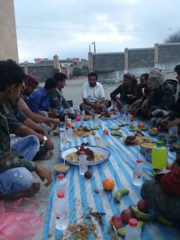 انتقالي يافع رصد محافظة أبين يواصل توزيع وجبة الافطار في مساجد المديرية ومراكز الأمن