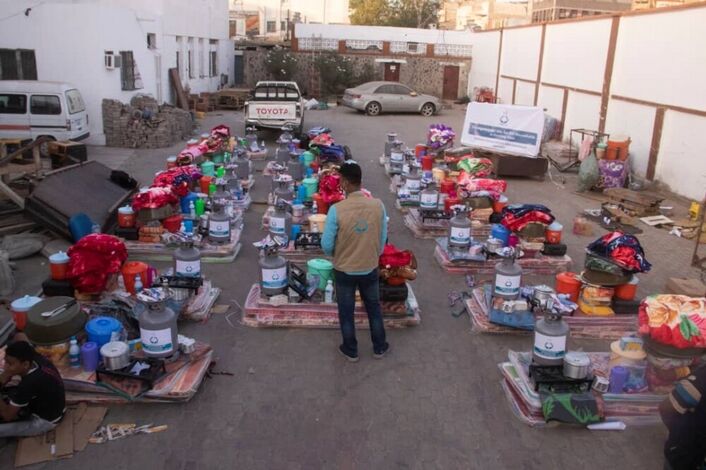 منظمة يمن آيد تقدم حقيبة ايوائية للمتضررين من حريق منطقة السيسبان في الشيخ عثمان