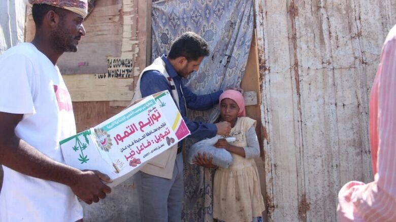 جمعية أبي موسى الأشعري تنفذ مشروع توزيع التمور لنازحي الحديدة في محافظة عدن