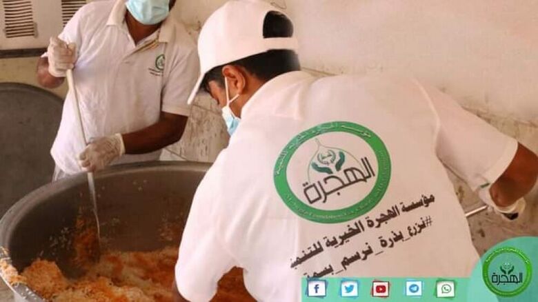 مطبخ مؤسسة الهجرة الخيري يقدم أكثر من (200) وجبة يومية لمشروع افطار وإشباع صائم بعدن