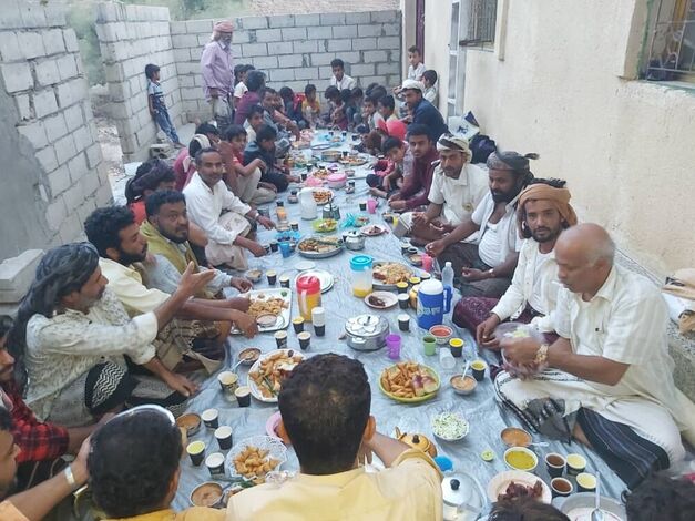 تواصل مبادرة إفطار صائم في مركز الدعيس قرن المناصر بمديرية سرار