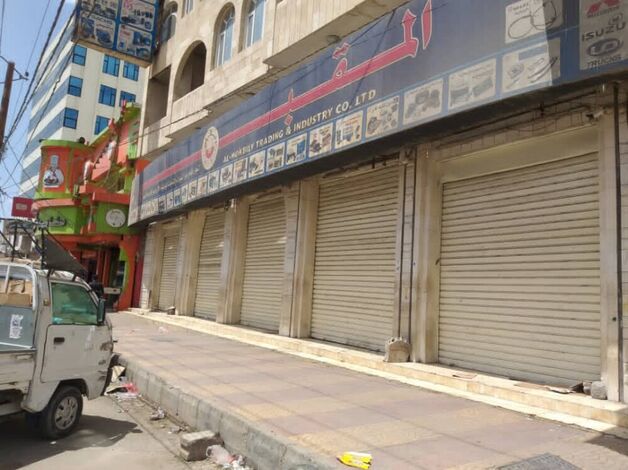 الحوثيون يغلقون محلات تجارية للتاجر المقبلي بصنعاء