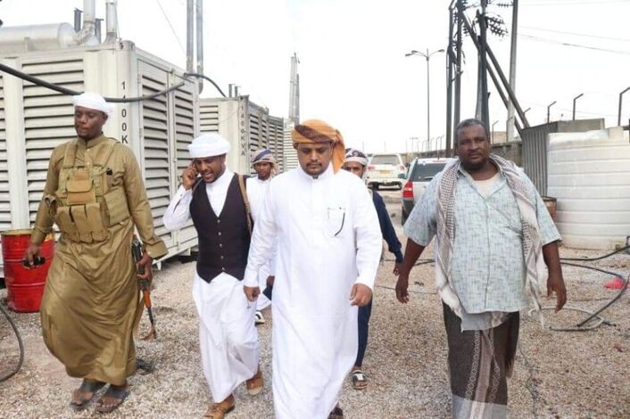 وزير الكهرباء يتفقد محطة كهرباء الغيضة ويهنئ المناوبين وكافة منتسبي الوزارة بالعيد السعيد