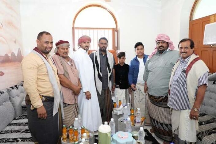 الشيخ بن حبريش يزور أسرة الشهيد الدكتور رياض الجريري ويهنأهم بعيد الفطر المبارك