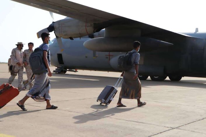 قوات التحالف العربي تسير رحلة لنقل الطلاب من سقطرى