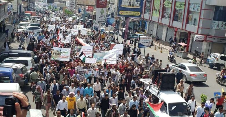 متظاهرون بتعز يتضامنون مع الشعب الفلسطيني