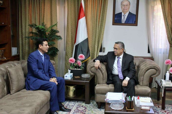 رئيس مجلس الشورى يزور سفارة بلادنا في القاهرة