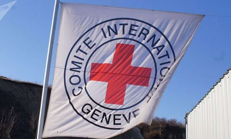 الصليب الأحمر يوزع مواد إيوائية 2100 نازح في مأرب