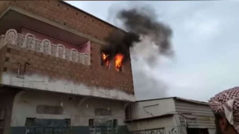 قصف حوثي يشعل حريقاً بمنزل مواطن في الحديدة