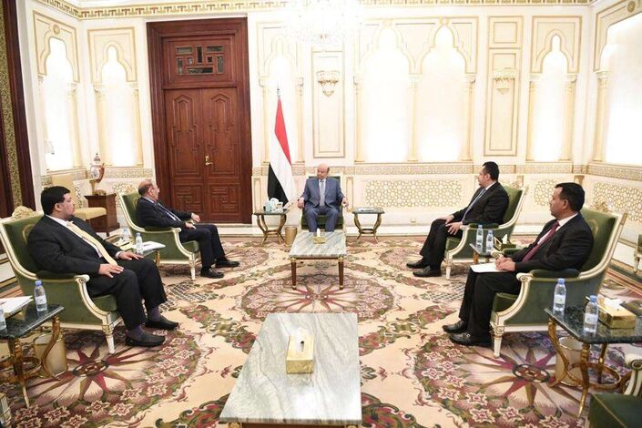 الرئيس هادي يجتمع بنائبه ورئيس الوزراء ويوجه بتحسين الاوضاع المعيشية والخدمية للمواطنين